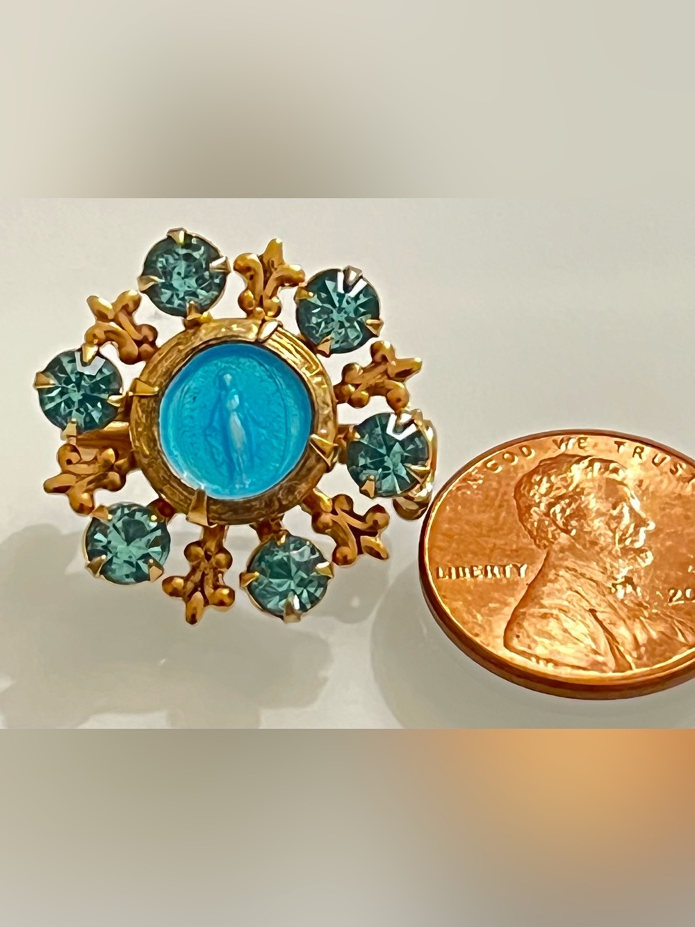 Vintage Religious Gold Tone Fleur De Lis Madonna Mother Mary Pin Blue Accents - Picture 3 of 8